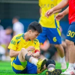 Ilustrasi pemain sepak bola mengalami cedera lutut saat pertandingan