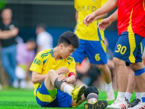 Ilustrasi pemain sepak bola mengalami cedera lutut saat pertandingan