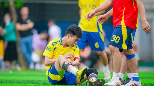 Ilustrasi pemain sepak bola mengalami cedera lutut saat pertandingan