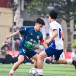 Pesepak bola muda berebut bola di lapangan