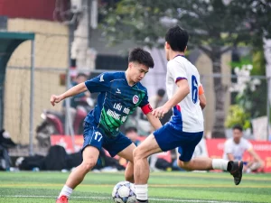 Pesepak bola muda berebut bola di lapangan