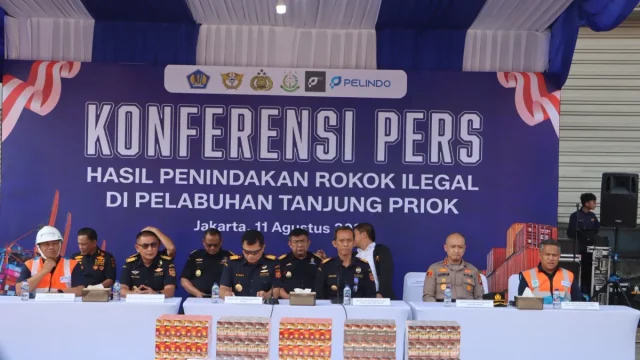 Konferensi pers hasil penindakan rokok ilegal di Pelabuhan Tanjung Priok