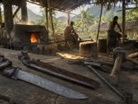 Ilustrasi belati bermata dua berpola pamor berpilin dengan gagang berukir figur manusia dan sarung kayu berukir, tergeletak di bangku kayu bengkel pandai besi beratap daun dengan perapian arang menyala