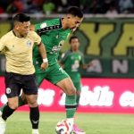 Duel pemain Persebaya Surabaya dengan lawannya dalam laga uji coba pramusim.