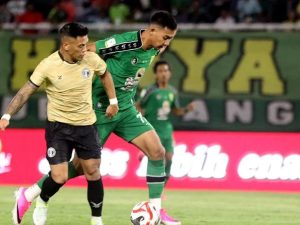 Duel pemain Persebaya Surabaya dengan lawannya dalam laga uji coba pramusim.