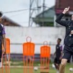 Pelatih Paul Munster memberi instruksi kepada pemain Bhayangkara Presisi Lampung FC saat sesi latihan