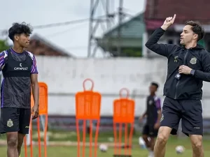 Pelatih Paul Munster memberi instruksi kepada pemain Bhayangkara Presisi Lampung FC saat sesi latihan