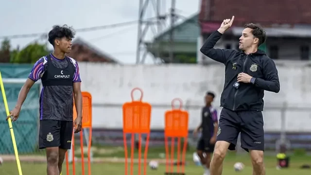 Pelatih Paul Munster memberi instruksi kepada pemain Bhayangkara Presisi Lampung FC saat sesi latihan