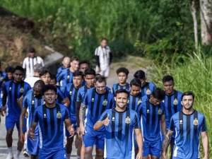 Para pemain Bhayangkara Presisi Lampung FC berjalan beriringan