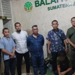 Petugas Balai KSDA Sumatera Barat dan Polda Sumatera Barat bersama pelaku penyelundupan Beo Mentawai