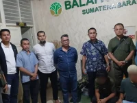 Petugas Balai KSDA Sumatera Barat dan Polda Sumatera Barat bersama pelaku penyelundupan Beo Mentawai