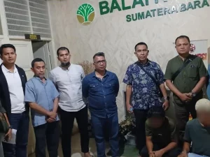 Petugas Balai KSDA Sumatera Barat dan Polda Sumatera Barat bersama pelaku penyelundupan Beo Mentawai