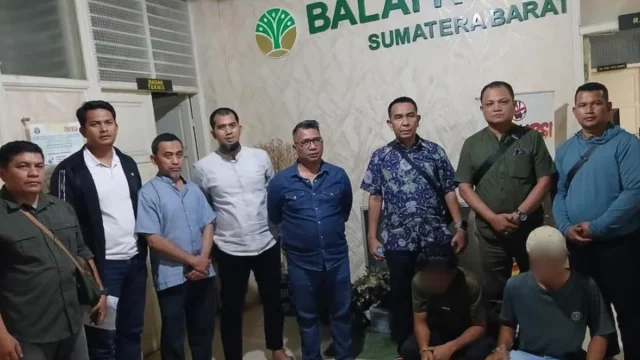 Petugas Balai KSDA Sumatera Barat dan Polda Sumatera Barat bersama pelaku penyelundupan Beo Mentawai