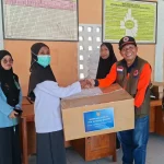 Direktur Penanganan Darurat Wilayah III BNPB Nelwan Harahap menyerahkan bantuan obat-obatan kepada perwakilan tenaga medis di Kabupaten Sikka, Nusa Tenggara Timur.