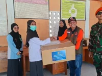 Direktur Penanganan Darurat Wilayah III BNPB Nelwan Harahap menyerahkan bantuan obat-obatan kepada perwakilan tenaga medis di Kabupaten Sikka, Nusa Tenggara Timur.