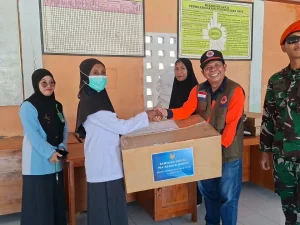Direktur Penanganan Darurat Wilayah III BNPB Nelwan Harahap menyerahkan bantuan obat-obatan kepada perwakilan tenaga medis di Kabupaten Sikka, Nusa Tenggara Timur.