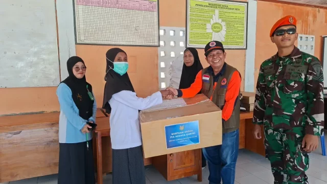 Direktur Penanganan Darurat Wilayah III BNPB Nelwan Harahap menyerahkan bantuan obat-obatan kepada perwakilan tenaga medis di Kabupaten Sikka, Nusa Tenggara Timur.