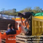 Petugas menurunkan bantuan logistik dari truk untuk warga terdampak gempa di Kecamatan Lamba Leda, Kabupaten Manggarai Timur.