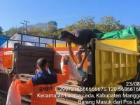 Petugas menurunkan bantuan logistik dari truk untuk warga terdampak gempa di Kecamatan Lamba Leda, Kabupaten Manggarai Timur.