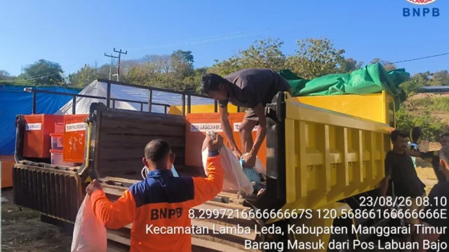 Petugas menurunkan bantuan logistik dari truk untuk warga terdampak gempa di Kecamatan Lamba Leda, Kabupaten Manggarai Timur.