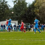 Pesepak bola berduel merebut bola dalam sebuah pertandingan