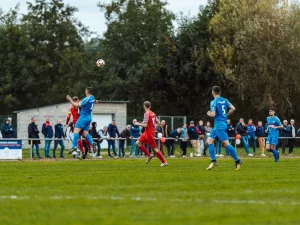 Pesepak bola berduel merebut bola dalam sebuah pertandingan