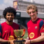 Dua rekrutan baru Barcelona berfoto bersama Trofeo Joan Gamper