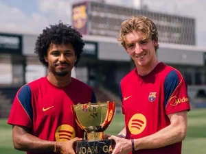 Dua rekrutan baru Barcelona berfoto bersama Trofeo Joan Gamper