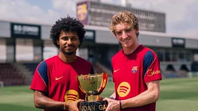 Dua rekrutan baru Barcelona berfoto bersama Trofeo Joan Gamper