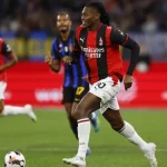 Penyerang AC Milan Rafael Leao membawa bola