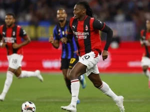 Penyerang AC Milan Rafael Leao membawa bola