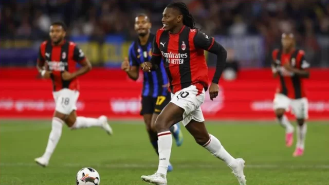 Penyerang AC Milan Rafael Leao membawa bola