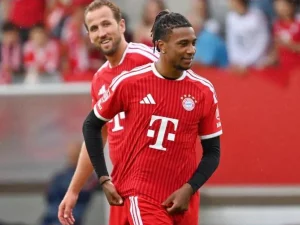 Harry Kane dan Michael Olise dalam laga Bayern Munich