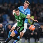 Bek Sassuolo Jay Idzes berduel dengan penyerang Napoli Rasmus Hojlund di Serie A