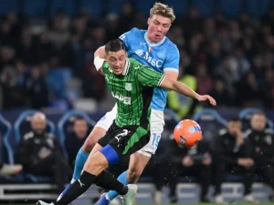 Bek Sassuolo Jay Idzes berduel dengan penyerang Napoli Rasmus Hojlund di Serie A