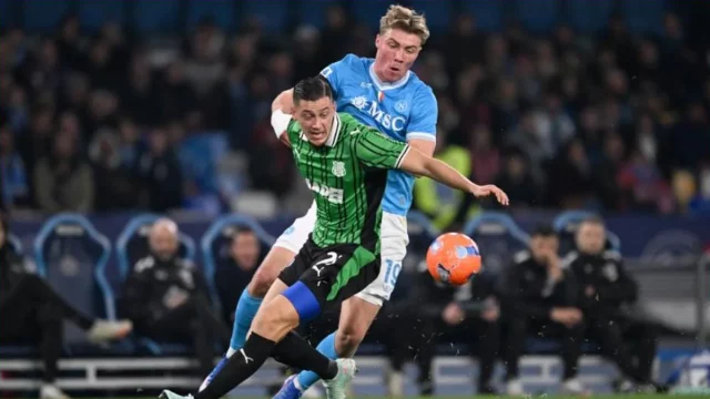 Bek Sassuolo Jay Idzes berduel dengan penyerang Napoli Rasmus Hojlund di Serie A