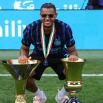 Bek Inter Milan Manuel Akanji berpose dengan trofi Serie A dan Coppa Italia