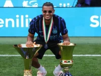 Bek Inter Milan Manuel Akanji berpose dengan trofi Serie A dan Coppa Italia