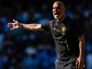Manajer Manchester City Enzo Maresca memberi instruksi dari pinggir lapangan