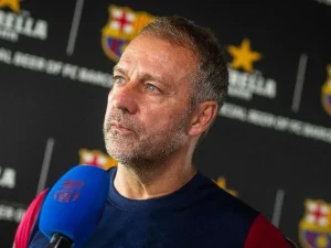 Pelatih Barcelona Hansi Flick berbicara kepada media klub