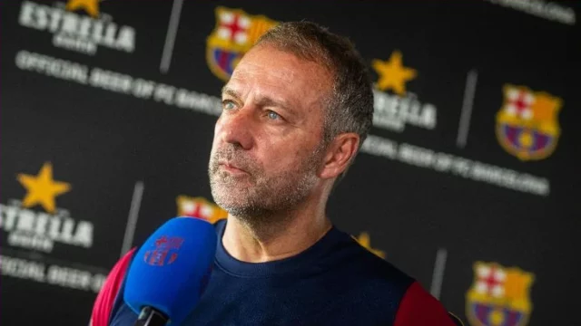 Pelatih Barcelona Hansi Flick berbicara kepada media klub