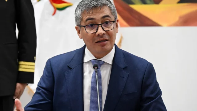 Bolivia Pecat Menteri Ekonomi di Tengah Krisis Terburuk