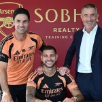 Bruno Guimaraes menandatangani kontrak didampingi Mikel Arteta di pusat latihan Arsenal