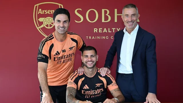 Bruno Guimaraes menandatangani kontrak didampingi Mikel Arteta di pusat latihan Arsenal