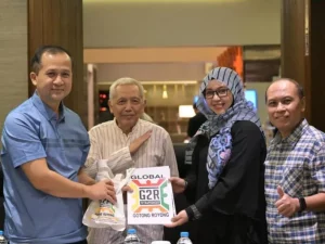 Penyerahan produk Global Gotong Royong Tetrapreneur seusai peresmian SNI 9445:2026, Senin (17/8/2026).