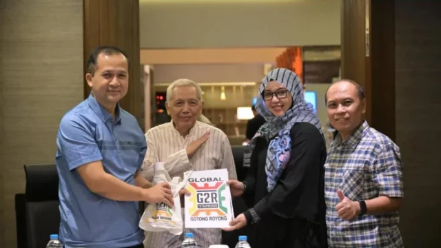 Penyerahan produk Global Gotong Royong Tetrapreneur seusai peresmian SNI 9445:2026, Senin (17/8/2026).