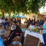 Warga mengolah buah jambu mete di sebuah desa di Ghana