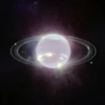 Planet Neptunus beserta cincinnya yang dipotret kamera inframerah dekat Teleskop Antariksa James Webb.