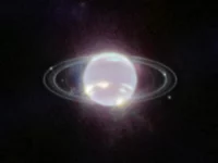 Planet Neptunus beserta cincinnya yang dipotret kamera inframerah dekat Teleskop Antariksa James Webb.