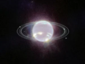 Planet Neptunus beserta cincinnya yang dipotret kamera inframerah dekat Teleskop Antariksa James Webb.